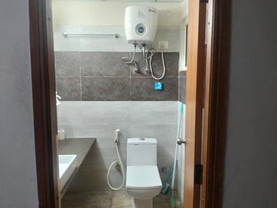 Bathroom Image of 435 Sq.ft 1 RK Apartment / Flat for rent in Paramount Golfforeste Premium Apartments, Surajpur Greater Noida for Rs. 15010