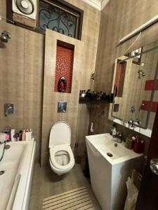 Bathroom Image of 2000 Sq.ft 4 BHK Independent House for rent in Greater Kailash New Delhi for Rs. 160000