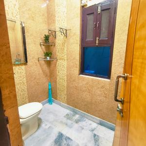 Bathroom Image of 1000 Sq.ft 2 BHK Builder Floor for rent in Lajpat Nagar New Delhi for Rs. 46500