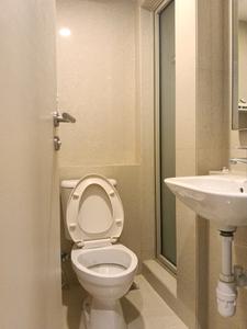 Common Bathroom Image of 410 Sq.ft 1 BHK Apartment / Flat for rent in Hiranandani Solitaire B, Hiranandani Estate Thane for Rs. 35000