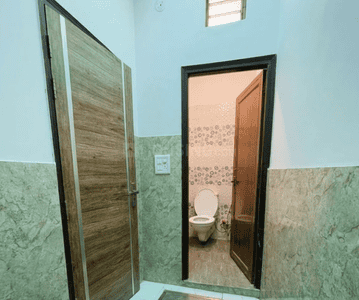 Bathroom Image of 702 Sq.ft 2 BHK Builder Floor for rent in Sector 7 Gurgaon for Rs. 18000