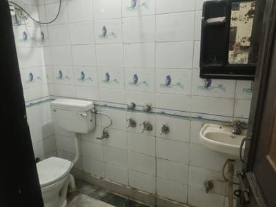 Bathroom Image of 560 Sq.ft 1 BHK Builder Floor for rent in Hari Nagar New Delhi for Rs. 15000