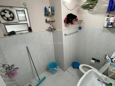 Bathroom Image of 960 Sq.ft 2 BHK Apartment / Flat for rent in Gomti Nagar Extension Lucknow for Rs. 25000