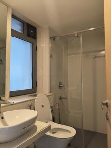 Common Bathroom Image of 890 Sq.ft 2 BHK Apartment / Flat for rent in Vaibhav Queens Park, Chembur Mumbai for Rs. 80000