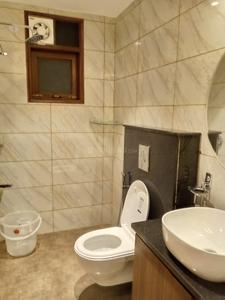 Bathroom Image of 610 Sq.ft 1 RK Studio for rent in South City Floors 1, Sector 41 Gurgaon for Rs. 42000