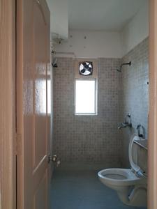 Common Bathroom Image of 1070 Sq.ft 2.5 BHK Apartment / Flat for sale in Paras Tierea, Sector 137 Noida for Rs. 9100000