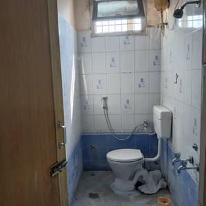 Bathroom Image of 1000 Sq.ft 2 BHK Apartment / Flat for rent in Sarojini Devi Layout Tirupathi for Rs. 14000