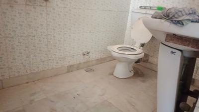 Bathroom Image of 650 Sq.ft 1 BHK Builder Floor for rent in Sector 14 Gurgaon for Rs. 20000