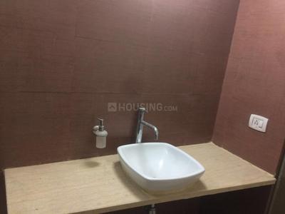 Bathroom Image of 2450 Sq.ft 4 BHK Apartment / Flat for sale in Mahagun Moderne, Sector 78 Noida for Rs. 36000000