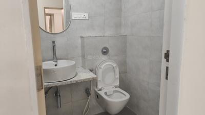 Bathroom Image of 750 Sq.ft 1 BHK Apartment / Flat for rent in Lower Parel Mumbai for Rs. 80000
