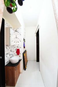 Rose Gardenia Bathroom One 4