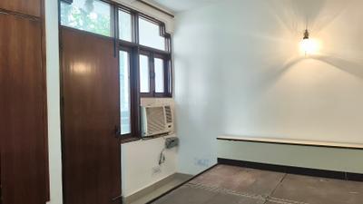 Bedroom Image of 1200 Sq.ft 3 BHK Builder Floor for rent in Gautam Nagar New Delhi for Rs. 60000