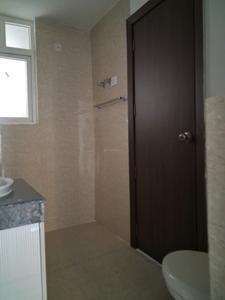 Common Bathroom Image of 2000 Sq.ft 3 BHK Apartment / Flat for sale in ATS Le Grandiose, Sector 150 Noida for Rs. 26000000