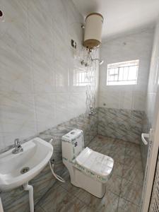 Bathroom Image of 650 Sq.ft 1 BHK Apartment / Flat for rent in HBR Layout Bengaluru for Rs. 17000