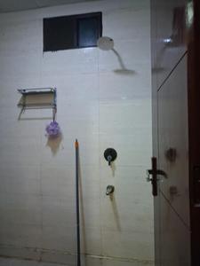 Common Bathroom Image of 950 Sq.ft 2 BHK Apartment / Flat for rent in Sector 49 Noida for Rs. 28000