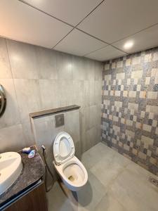Bathroom Image of 2050 Sq.ft 4 BHK Apartment / Flat for rent in Casagrand Castle, Kolapakkam Chennai for Rs. 55000