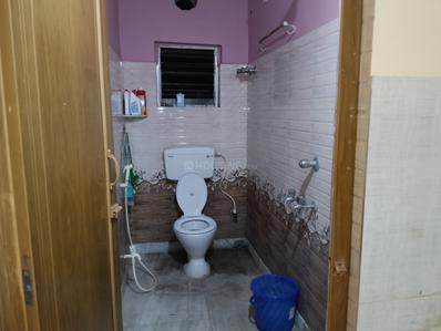 Bathroom Image of 620 Sq.ft 2 BHK Apartment / Flat for rent in Naktala Kolkata for Rs. 11000