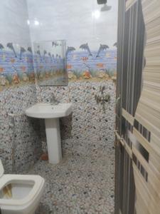 Bathroom Image of 1500 Sq.ft 2 BHK Builder Floor for rent in Palam Vihar Extension Gurgaon for Rs. 15000
