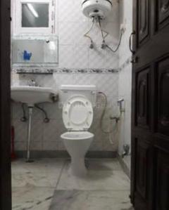 Image of 950 Sq.ft 2 BHK Builder Floor for rent in Sant Nagar, New Delhi for Rs. 35000