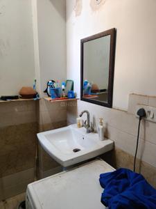 Bathroom Image of 1000 Sq.ft 2.5 BHK Builder Floor for rent in Sector 6 Gurgaon for Rs. 16000