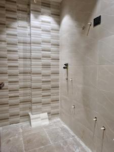 Common Bathroom Image of 850 Sq.ft 3 BHK Apartment / Flat for sale in Dwarka Mor New Delhi for Rs. 5800000