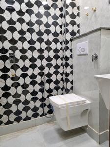 Common Bathroom Image of 400 Sq.ft 1 BHK Apartment / Flat for sale in Dwarka Mor New Delhi for Rs. 2000000