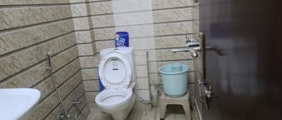 Bathroom Image of 600 Sq.ft 1 RK Builder Floor for rent in Vikaspuri New Delhi for Rs. 16000