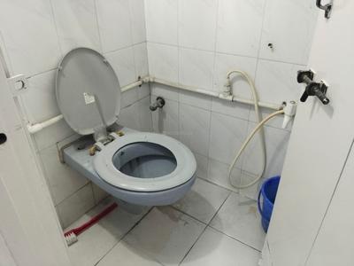 Bathroom Image of 600 Sq.ft 1 BHK Apartment / Flat for rent in Ameya Apartment, Aundh Pune for Rs. 20000