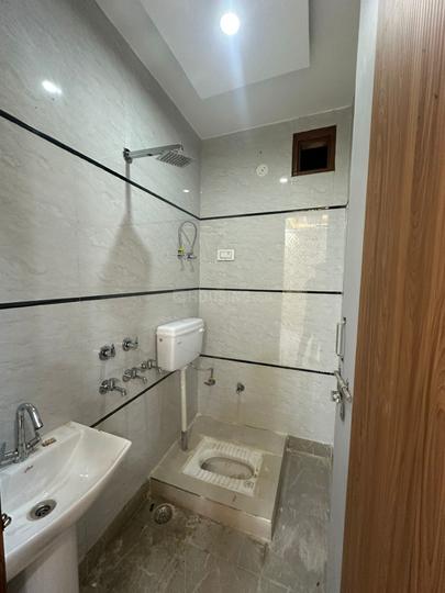Bhagwati Garden, Dwarka Mor Bathroom 1