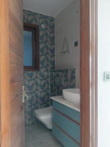Bathroom Image of 1400 Sq.ft 2 BHK Builder Floor for rent in Sector 48 Noida for Rs. 30000