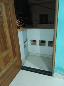 Balcony Image of 450 Sq.ft 2 BHK Apartment / Flat for rent in Rajajipuram Lucknow for Rs. 5000