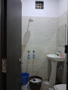 Common Bathroom Image of 220 Sq.ft 1 RK Builder Floor for rent in Sector 63 A Noida for Rs. 11000