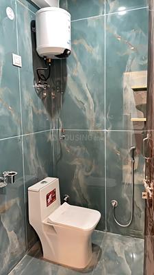 Bathroom Image of 569 Sq.ft 1 BHK Apartment / Flat for rent in Saket New Delhi for Rs. 18000