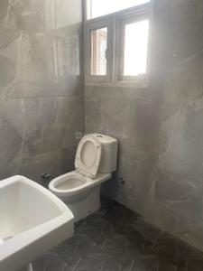 Bathroom Image of 1550 Sq.ft 2.5 BHK Apartment / Flat for rent in Janta Sky Gardens, JLPL Industrial Area Mohali for Rs. 40000