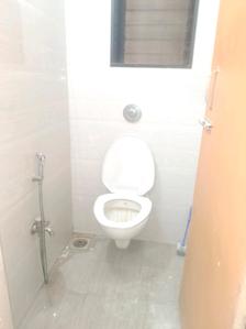Common Bathroom Two Image of 850 Sq.ft 2 BHK Apartment / Flat for sale in Lokhandwala Spring Leaf, Kandivali East Mumbai for Rs. 16900000