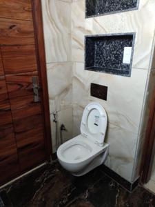 Bathroom Image of 1350 Sq.ft 3 BHK Builder Floor for rent in Paschim Vihar New Delhi for Rs. 50000