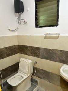 Bathroom Image of 450 Sq.ft 1 BHK Apartment / Flat for rent in Sagar Lifestyle Towers, Salaiya Bhopal for Rs. 15000