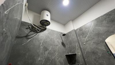 Bathroom Image of 800 Sq.ft 1 BHK Apartment / Flat for rent in Mahalakshmi Nagar Indore for Rs. 20000