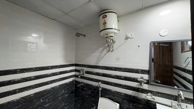 Bathroom Image of 855 Sq.ft 1 BHK Builder Floor for rent in DLF Phase 3 Gurgaon for Rs. 34500