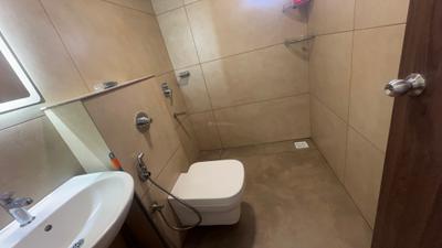 Bathroom Image of 557 Sq.ft 1 BHK Apartment / Flat for rent in Eroor Kochi for Rs. 35000