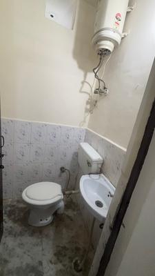 Bathroom Image of 630 Sq.ft 1 BHK Independent House for rent in DLF Phase 3 Gurgaon for Rs. 23000