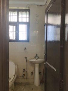 Common Bathroom Image of 800 Sq.ft 2 BHK Builder Floor for sale in Sector 49 Faridabad for Rs. 7000000