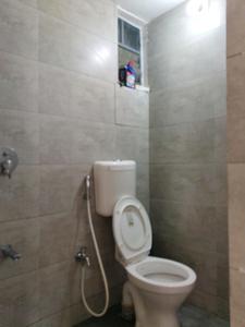 Common Bathroom Image of 527 Sq.ft 1.5 BHK Apartment / Flat for sale in Godrej Vananta, Jagatpur Ahmedabad for Rs. 4800000