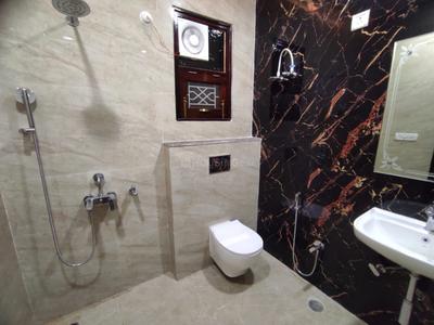Bathroom Image of 1450 Sq.ft 3 BHK Apartment / Flat for rent in Paarth Aadyant, Ahmamau Lucknow for Rs. 22000