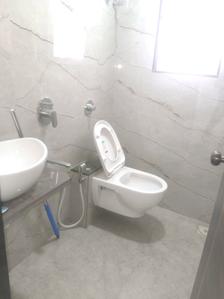 Common Bathroom Image of 600 Sq.ft 1 BHK Apartment / Flat for rent in Kandivali West Mumbai for Rs. 37000