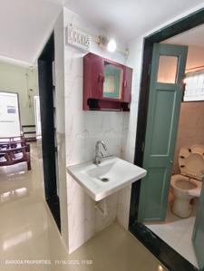 Bathroom Image of 1000 Sq.ft 2 BHK Builder Floor for rent in Subhanpura Vadodara for Rs. 15500