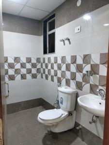 Common Bathroom Image of 632 Sq.ft 1 BHK Builder Floor for sale in Uniwest Arcade Homes, Sector 102 Noida for Rs. 4100000