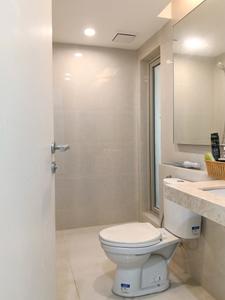 Common Bathroom One Image of 1000 Sq.ft 2 BHK Apartment / Flat for sale in Hiranandani Delanna, Hiranandani Estate Thane for Rs. 19500000