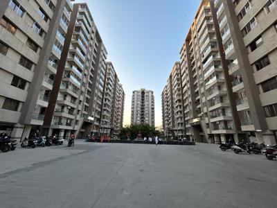 Image of 861 Sq.ft 3 BHK Apartment / Flat for sale in Esskay Shree Krishna Heritage, Dindoli, Surat for Rs. 4200000