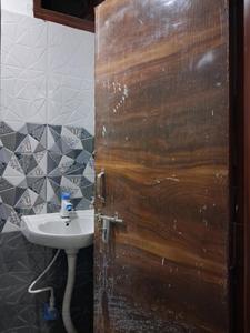 Common Bathroom Image of 1050 Sq.ft 2 BHK Apartment / Flat for sale in Sector 49 Noida for Rs. 4200000